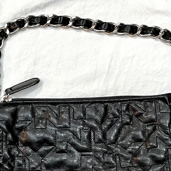 NEW YORK & CO initialed quilted black chain strap shoulder bag size 8x5 preowned - Picture 5 of 14